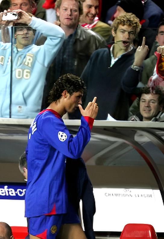 T-shirt Ronaldo “One Finger, One Message”